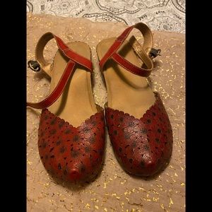 L’artiste red sandals